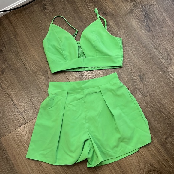 Green matching outfit - Picture 3 of 3